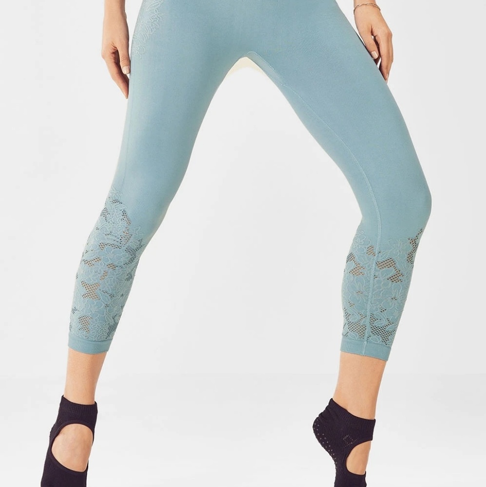 Fabletics Seamless Solid Capri - M